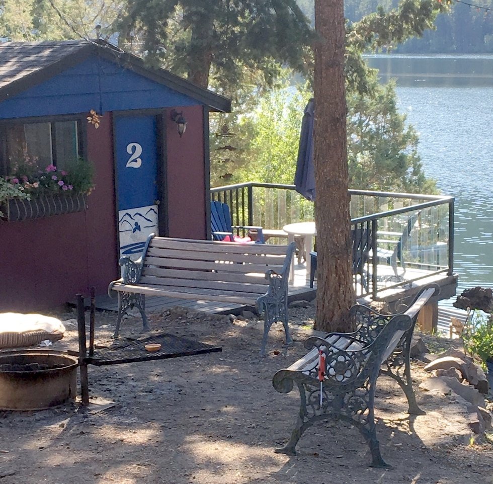 <span  class="uc_style_uc_tiles_grid_image_elementor_uc_items_attribute_title" style="color:#ffffff;">Rental cabin 2 exterior lakeside</span>