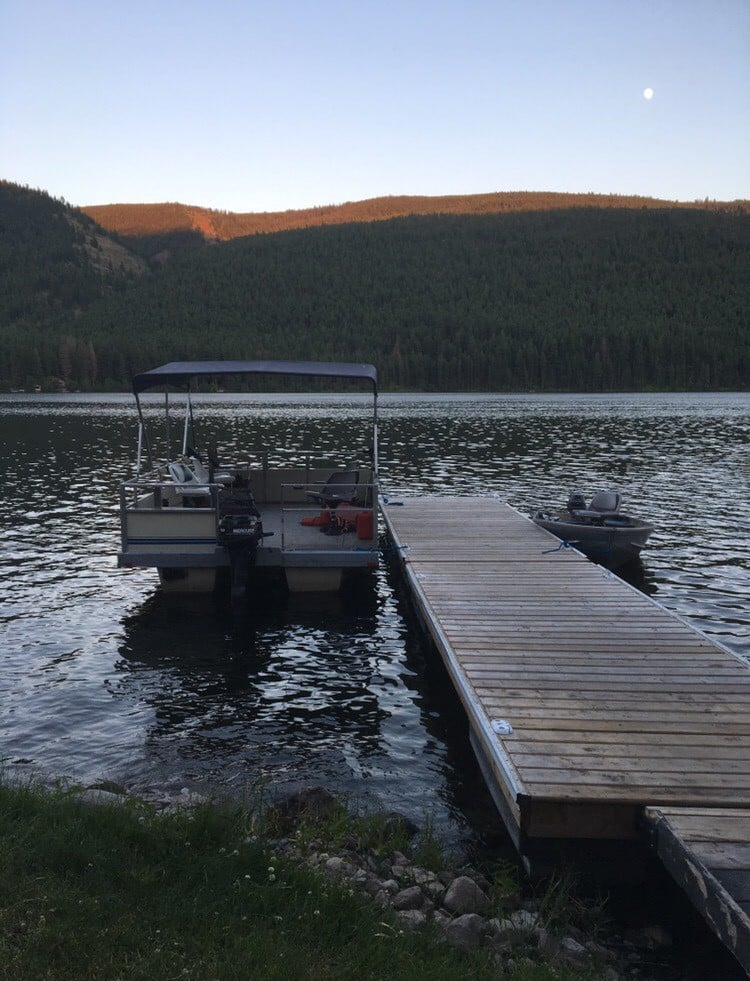 <span  class="uc_style_uc_tiles_grid_image_elementor_uc_items_attribute_title" style="color:#ffffff;">Pontoon boat at Cabins on Loon Lake Resort</span>
