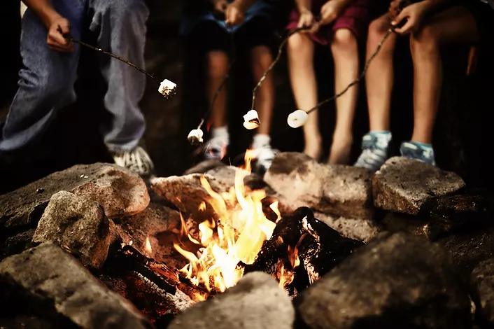 <span  class="uc_style_uc_tiles_grid_image_elementor_uc_items_attribute_title" style="color:#ffffff;">group fire marshmallows</span>