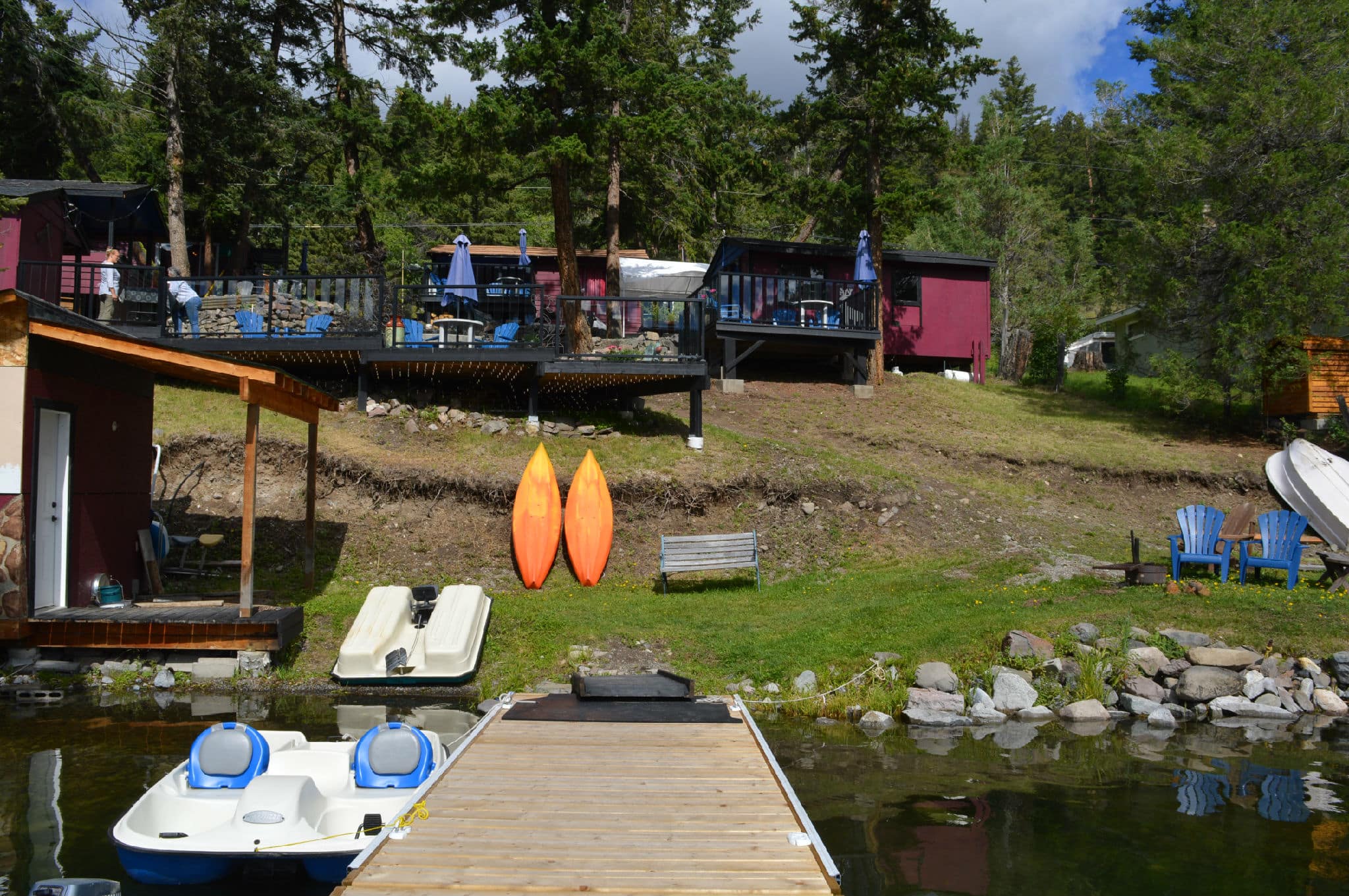 <span  class="uc_style_uc_tiles_grid_image_elementor_uc_items_attribute_title" style="color:#ffffff;">Cabins on the Lake Resort dock view</span>